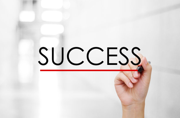 手握成功之笔，字上模糊背景，成功经营理念图片下载