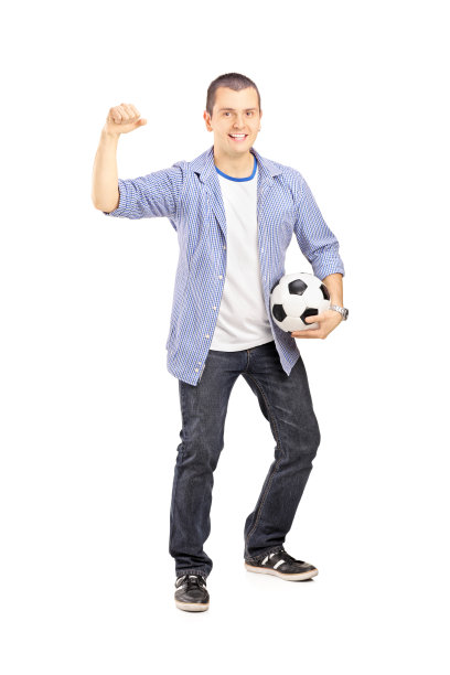 兴高采烈的体育迷拿着足球欢呼图片下载