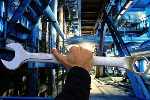 手拿扳手抵住工厂图片下载