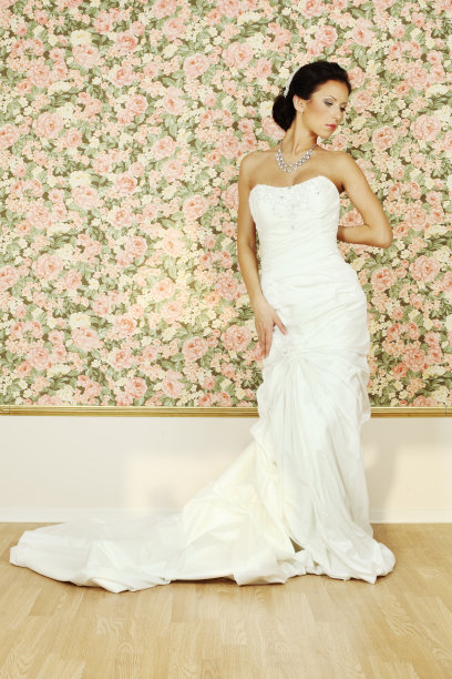 穿着白色晚礼服的漂亮女人，时尚肖像图片下载