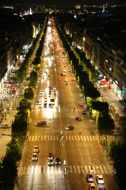 夜晚的香榭丽舍大街，车水马龙图片下载