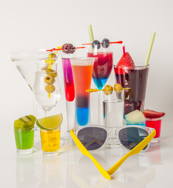 彩色饮料套装，彩色饮料装饰有水果、太阳镜、饮料吸管、彩色照片图片下载