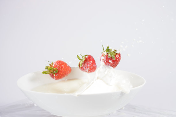 草莓可以泡牛奶图片下载