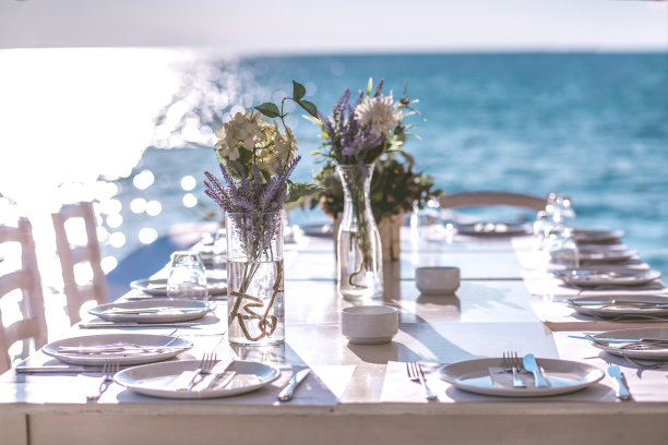 在希腊海滩上长长的餐桌上图片下载