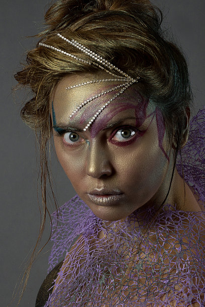 一个女孩的肖像与创造性的化妆图片下载