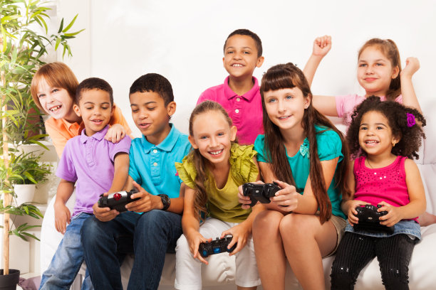 孩子们一起玩电脑游戏图片下载