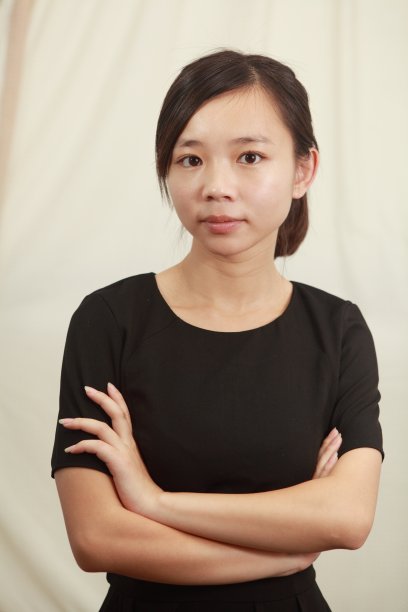 迷人的女商人双臂交叉图片下载