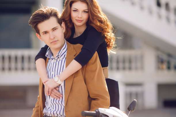 相爱的年轻夫妇在夏天的城市街道上拥抱图片下载