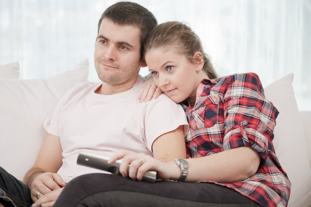 年轻夫妇看电视图片下载