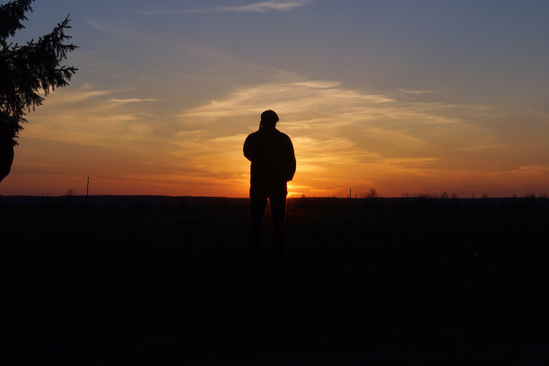 一个沐浴在夕阳余晖中的人图片下载