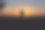 一个沐浴在夕阳余晖中的人图片下载