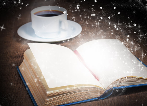 魔法书与空白页木制表面图片下载