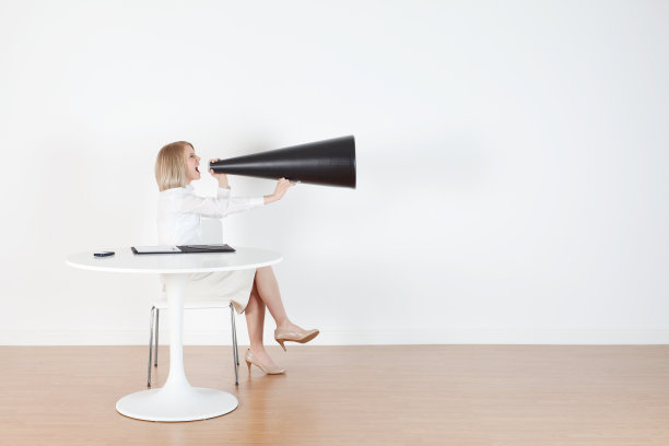 女商人对着扩音器大喊图片下载