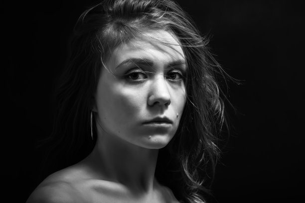 很悲伤的女孩图片下载