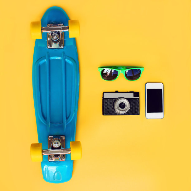 时尚夏季观概念。蓝色滑板，绿色太阳镜，图片下载