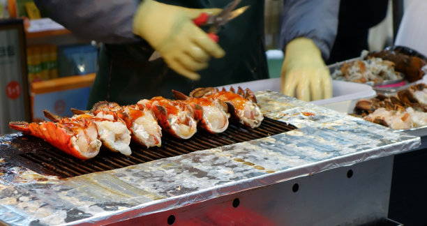 韩国街头小吃市场的奶酪烤龙虾图片下载