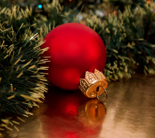 金色背景上美丽的圣诞球图片下载