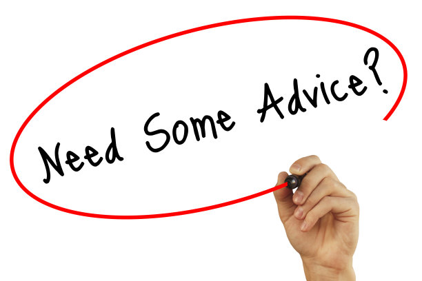 男人的笔迹需要建议吗?在视觉屏幕上用黑色标记。孤立在白色的。商业、技术、互联网概念。库存图片图片下载