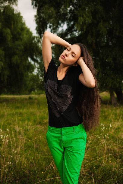 一个自然长发的女人的时尚肖像图片下载