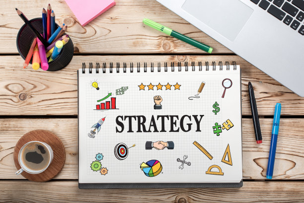 战略概念与各种手绘涂鸦图标在纸上图片下载