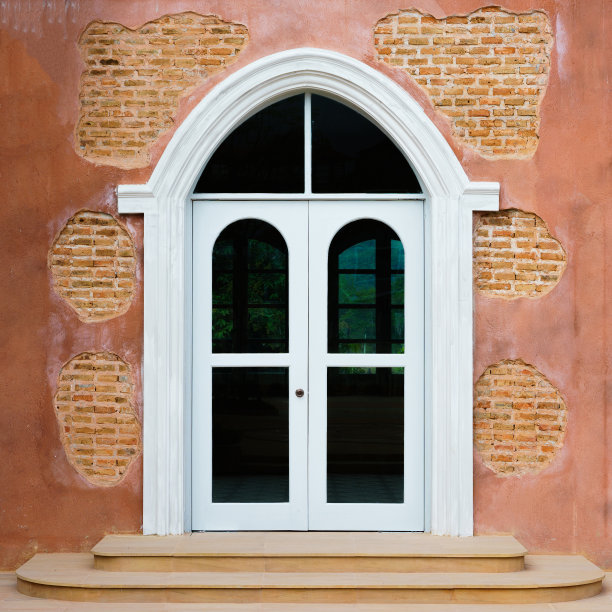 古木门石砌城堡墙图片下载