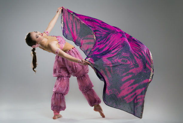 穿着民族服装的漂亮年轻女子图片下载