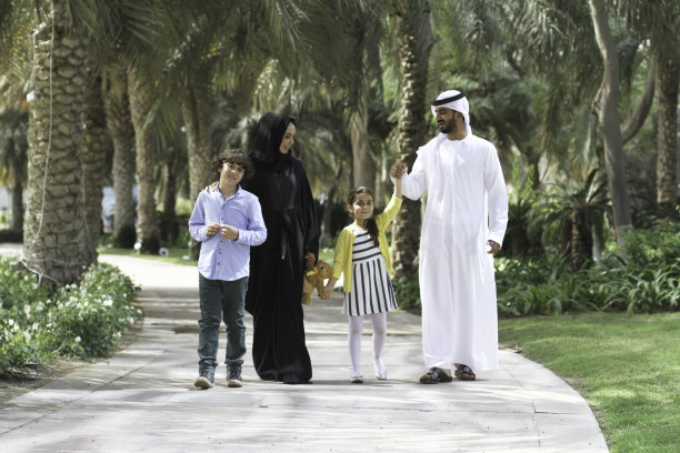 户外家庭散步图片下载