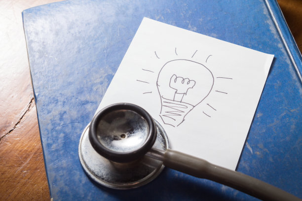 听诊器对古书的想法。图片下载