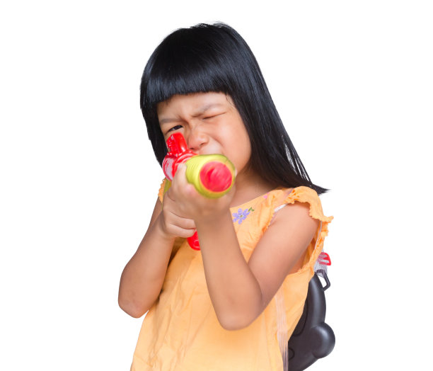 孩子拿着水枪隔离图片下载