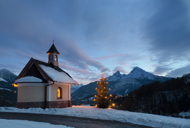 外面有一棵圣诞树的小山教堂图片下载