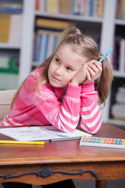 女孩用彩色铅笔画的肖像图片下载