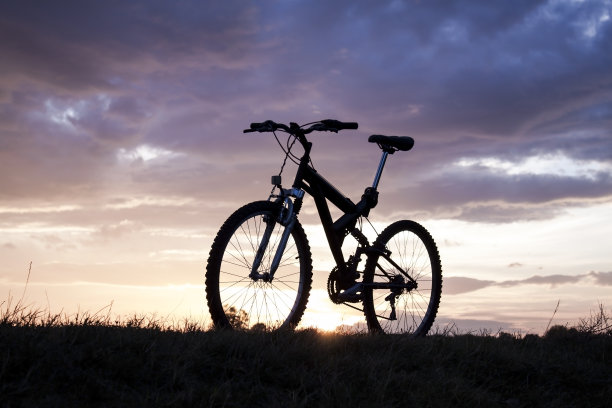 夕阳下的山地车图片下载