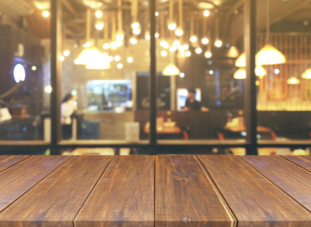 模糊的餐厅与散景灯光背景和木桌图片下载
