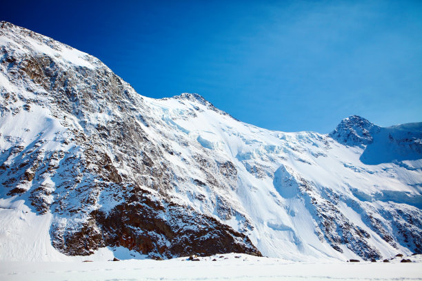 白雪皑皑的山脉图片下载