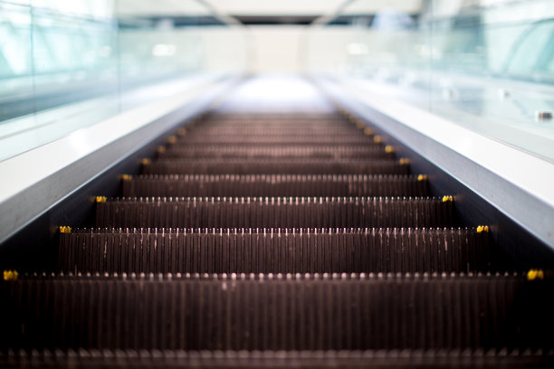 自动扶梯上升到光亮处图片下载