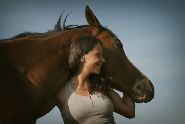 骑着马的年轻女子图片下载
