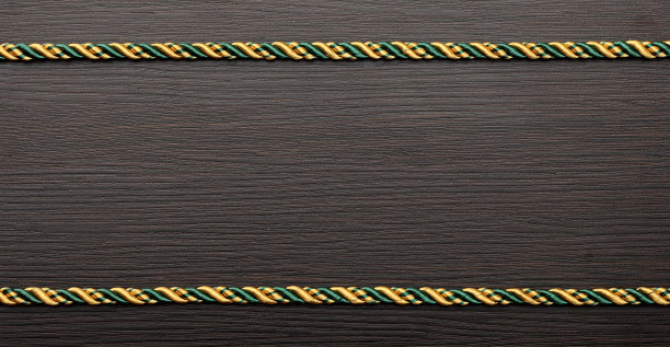 木制背景上的彩色绳架图片下载