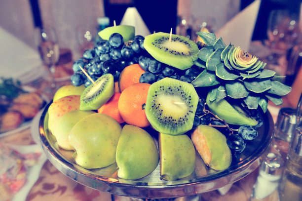 新鲜的水果诱人地上桌图片下载