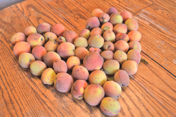 桃子在木制桌面心形的复古照片图片下载