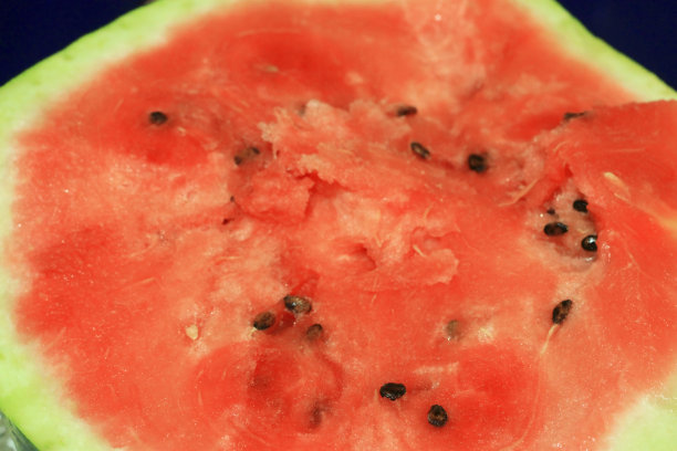 鲜糖红西瓜近景图片下载