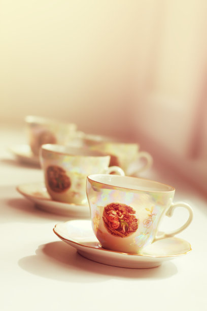 古董瓷杯里的茶图片下载