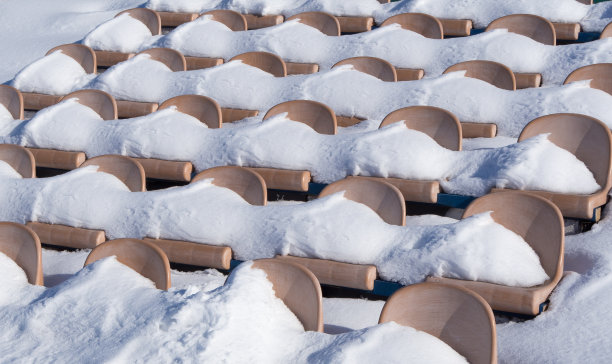 体育场的露天看台在雪地里图片下载