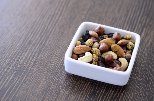 坚果混合在白色的帽子图片下载