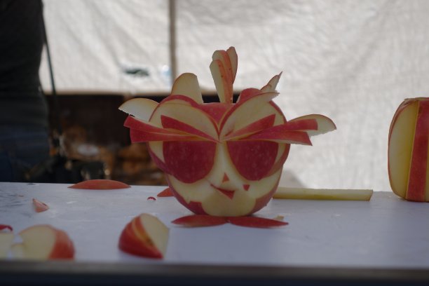 用苹果雕成的女士脸图片下载