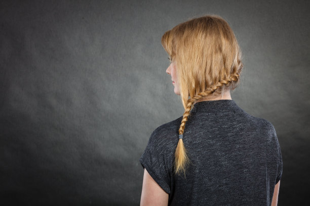 梳着辫子的金发女人图片下载