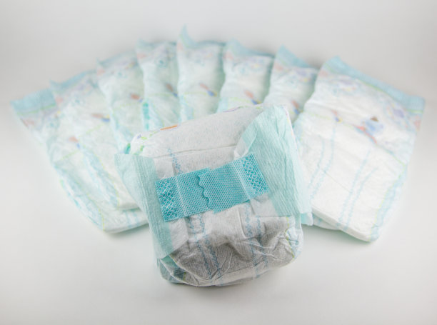 白色背景上的婴儿尿布图片下载