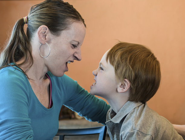 母亲和年幼的儿子在咆哮比赛图片下载