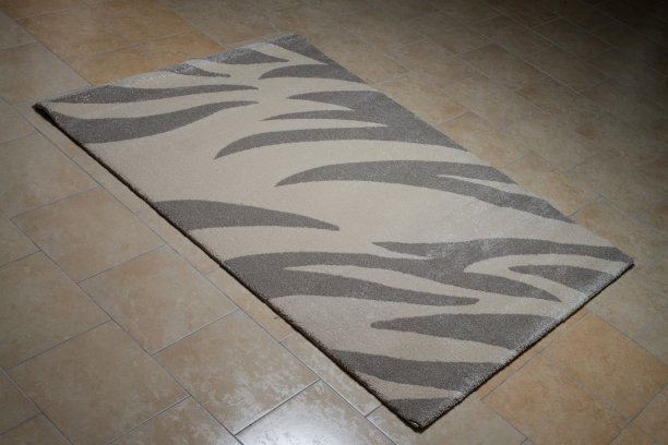 灰色的地毯躺在地板上图片下载