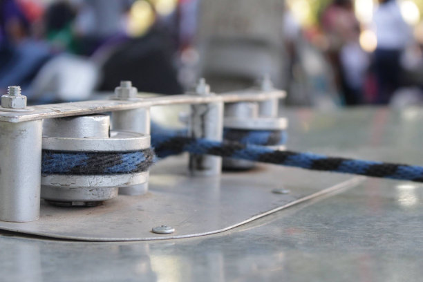 桌子上有绳子的滑轮图片下载