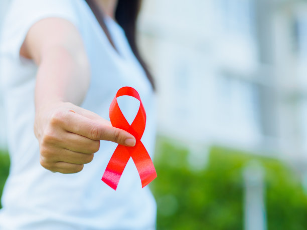 红色彩带的意识体现在年轻女性少女少女手的背景上图片下载